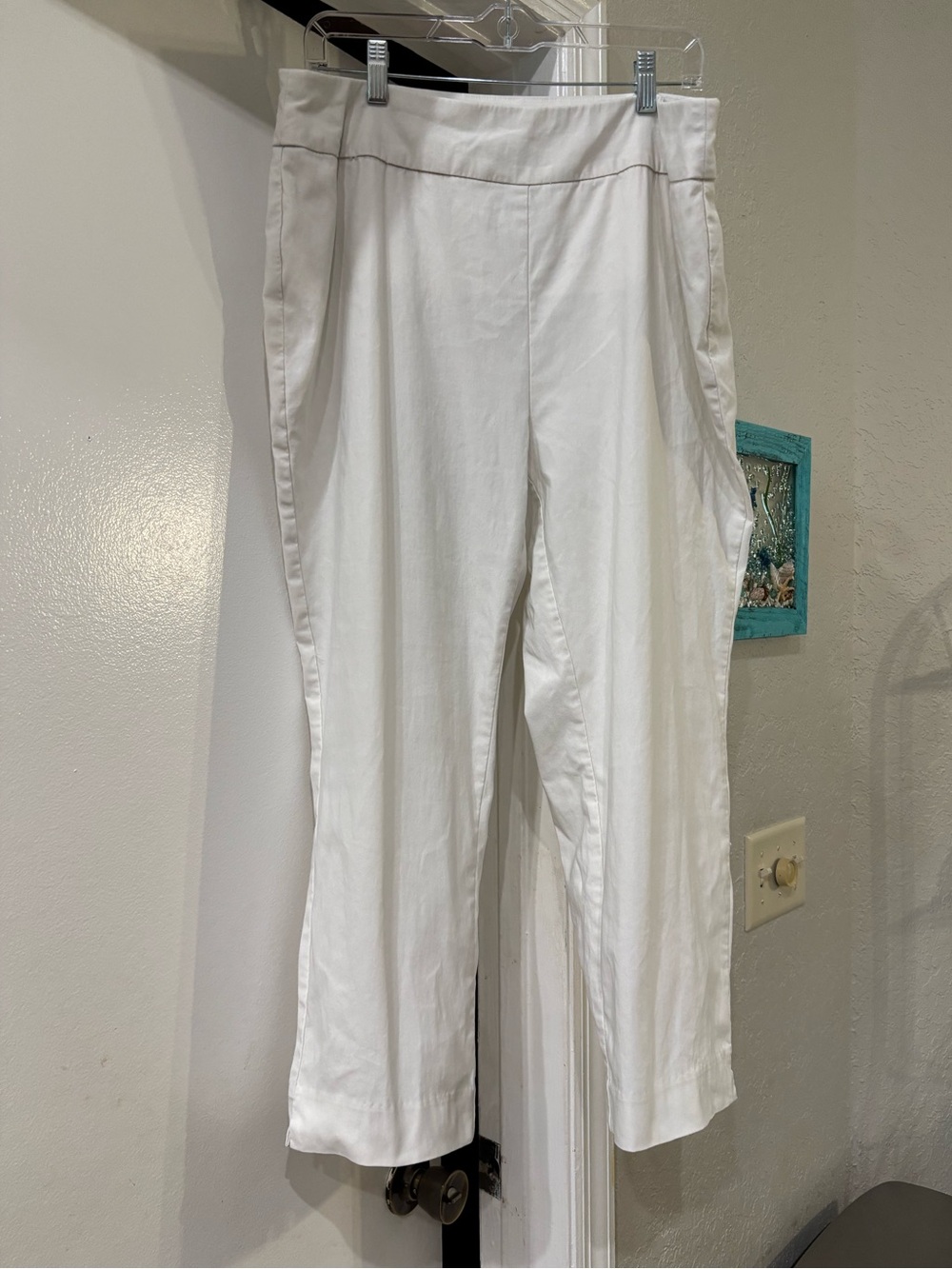 Chico's White 'So Slimming' Cropped Pant/Capris Size 2 - Very Classy and Comfy